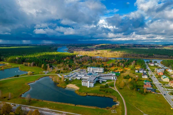 Vista panorâmica aérea do resort SPA Cidade de Birstonas, na Lituânia, na costa de Nemunas — Fotografia de Stock