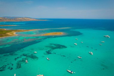 Akdeniz 'de turkuaz sulardaki pek çok yat ve yelkenlinin hava manzarası