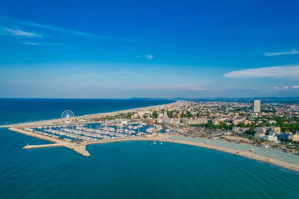 Rimini tatil beldesinin sahil şeridi ve marinasının havadan çekilmiş fotoğrafı.