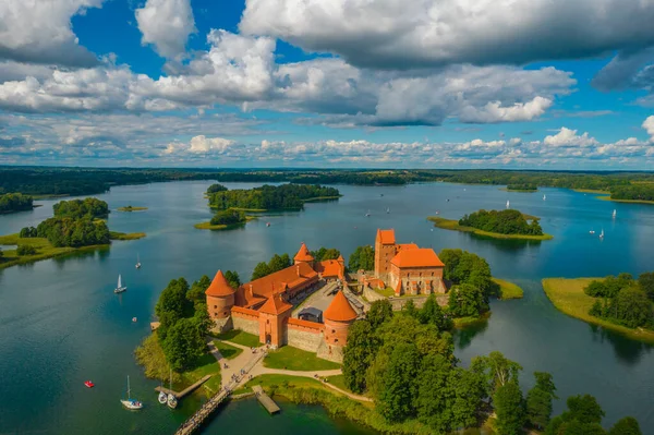 Vista aérea del castillo de la isla de Trakai, un castillo gótico medieval en Lituania — Foto de Stock