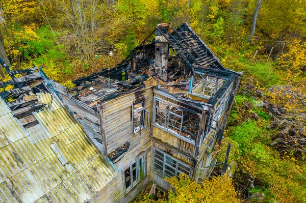 房屋失火后被烧毁的照片 — 图库照片