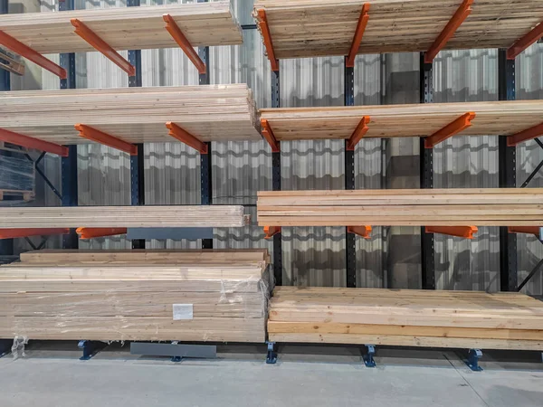 Wooden planks stacked in racks in the DIY supermarket warehouse — Zdjęcie stockowe
