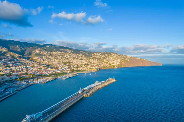 Aerial view of Funchal port and residential areas in the mountains in Madeira — Stockfoto