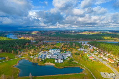 Litvanya 'nın Nemunas kıyısındaki SPA tatil beldesi Birstonas' ın hava panoramik manzarası