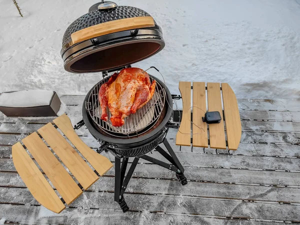 Large kamado type barbeque grill with turkey beeing grilled for Thanksgiving Day — стоковое фото
