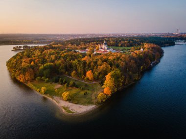 Litvanya 'nın Kaunas kentindeki Pazaislis manastırında sonbaharda gün batımını gösteren hava manzarası