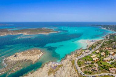 Akdeniz 'de Sardunya kıyılarının yanındaki bir adada Nuraghe' nin hava manzarası