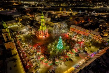 Kaunas Eski Kasabası 'nın Noel pazarı ve Noel ağacı olan havadan çekilmiş fotoğrafı.