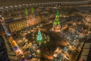 Kaunas Eski Kasabası 'nın Noel pazarı ve Noel ağacı olan havadan çekilmiş fotoğrafı.