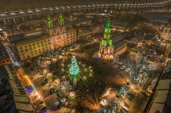 Kaunas Eski Kasabası 'nın Noel pazarı ve Noel ağacı olan havadan çekilmiş fotoğrafı.