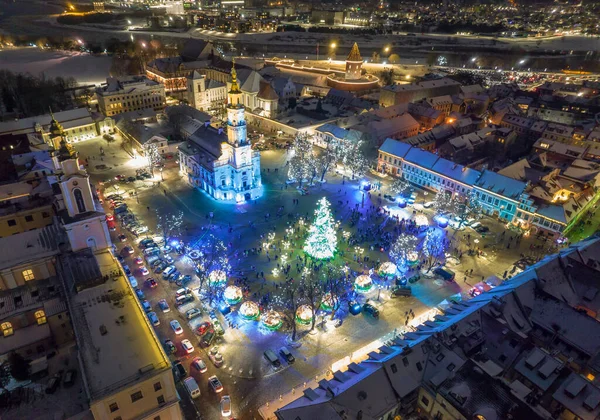 Letecká fotografie starého města Kaunas s vánočním trhem a vánočním stromečkem — Stock fotografie