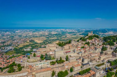Güneşli bir günde, tepedeki eski San Marino 'nun hava manzarası.