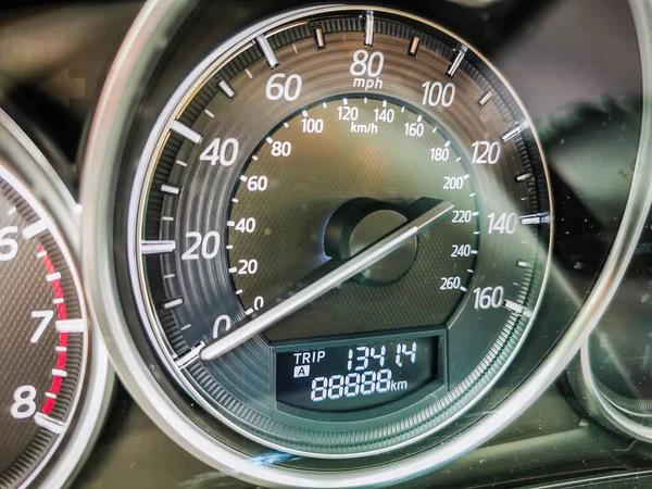 Aynı kilometreyi gösteren bir araba hız göstergesinin yakın plan fotoğrafı