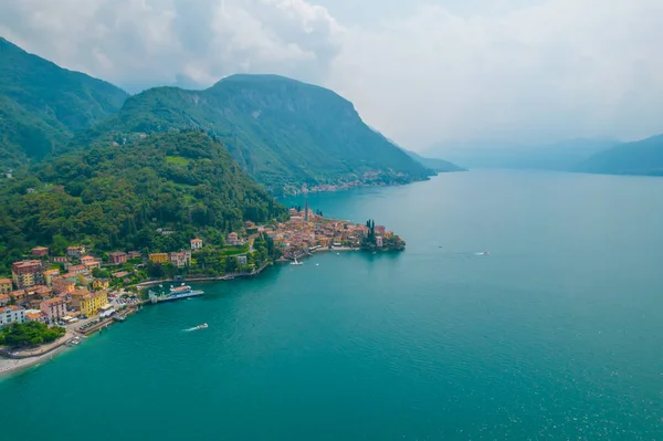 İtalya 'nın Como Gölü kıyısındaki Varenna köyünün havadan görünüşü