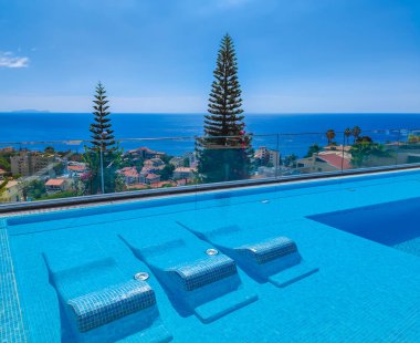 Madeira adasının başkenti Funchal manzaralı panoramik manzara havuzu