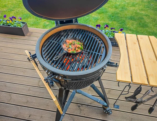 Büyük bir barbekü ızgarası. Fırında taze sebze ve dökme demir. 