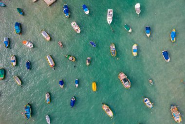 Marsaxlokk, Malta 'daki renkli balıkçı teknelerinin hava manzarası.