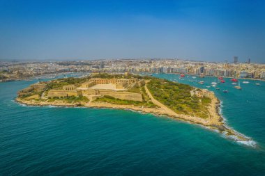 Manoel Adası 'ndaki Fort Manoel' in havadan panoramik görüntüsü, Malta 'daki Gzira şehri.