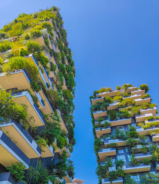 Bosco Verticale в районе Милан Порта Нуова, также известном как Вертикальные лесные небоскребы. Жилые здания с большим количеством деревьев и других растений на балконах. Экологический зелёный небоскреб