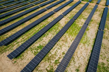 Güneş panelleri hava görüntüsünü parkeder. Fotovoltaik, alternatif elektrik kaynağı - sürdürülebilir kaynaklar kavramı, yeşil, yenilenebilir elektrik
