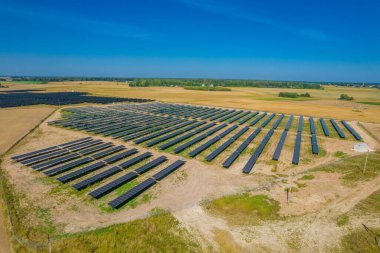 Güneş panelleri hava görüntüsünü parkeder. Fotovoltaik, alternatif elektrik kaynağı - sürdürülebilir kaynaklar kavramı, yeşil, yenilenebilir elektrik