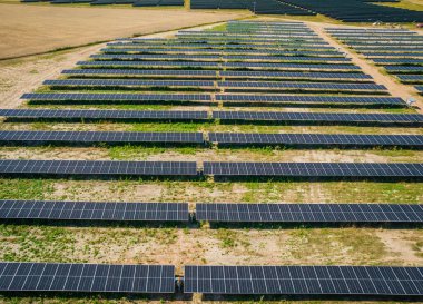 Güneş panelleri hava görüntüsünü parkeder. Fotovoltaik, alternatif elektrik kaynağı - sürdürülebilir kaynaklar kavramı, yeşil, yenilenebilir elektrik