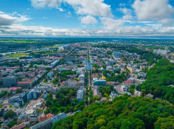 Kaunas 'ın yeni şehir merkezinin havadan görünüşü ve Laisves Aleja, Liberty Bulvarı ya da Liberty Bulvarı, önde gelen bir yaya caddesi.
