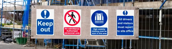 Zasady dotyczące komunikatów o bezpieczeństwie i higienie na placu budowy oznakowanie tablicy na granicy płotu — Zdjęcie stockowe