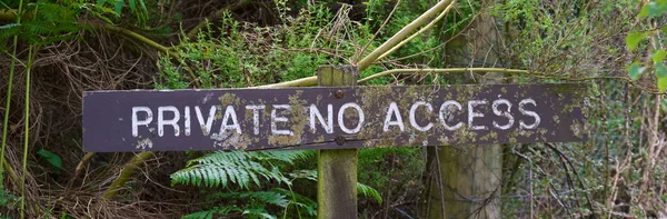Private no access sign at rural country estate entrance — Stock Photo, Image