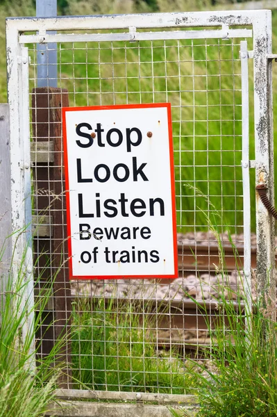 鉄道駅の危険警告標識で安全道路標識を聞いて停止見てください — ストック写真