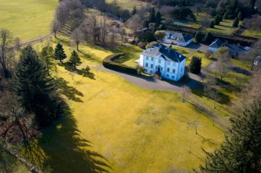 İskoçya 'nın kırsal kesiminde lüks bir malikane.