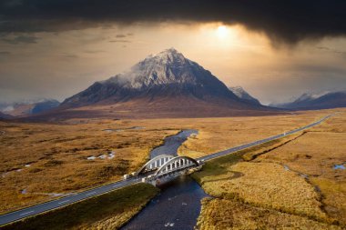 A82 karayolu ve köprüsünün sonbahar manzarası boyunca Buachaille Etive Mor havası