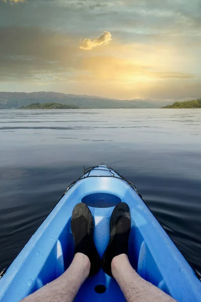 Modré kajaky v Loch Lomond na otevřeném moři — Stock fotografie