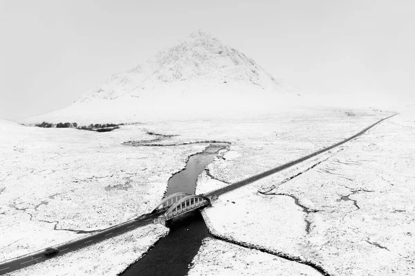 Buachaille Etive Mor góry i puste drogi pokryte śniegiem w zimie — Zdjęcie stockowe