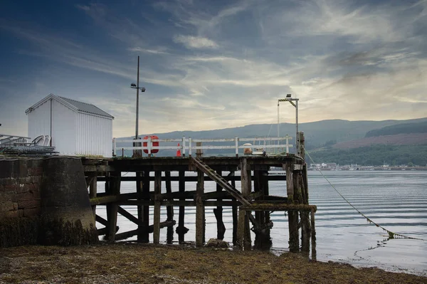 Övergiven gammal viktoriansk träbrygga byggnad i Dunoon — Stockfoto