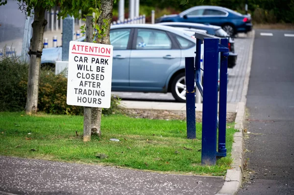 A parkoló zárva lesz a nyitvatartási idő után — Stock Fotó