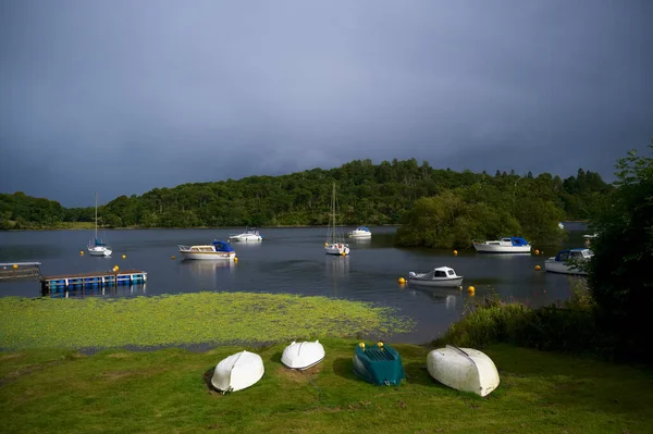 Bateau dans le lac pour la tranquillité calme et la pleine conscience — Photo