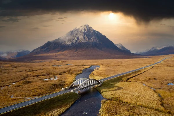 A82 karayolu ve köprüsünün sonbahar manzarası boyunca Buachaille Etive Mor havası