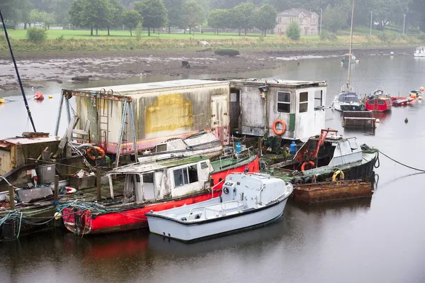 Gamla båtar förfaller på floden Leven i Dumbarton — Stockfoto
