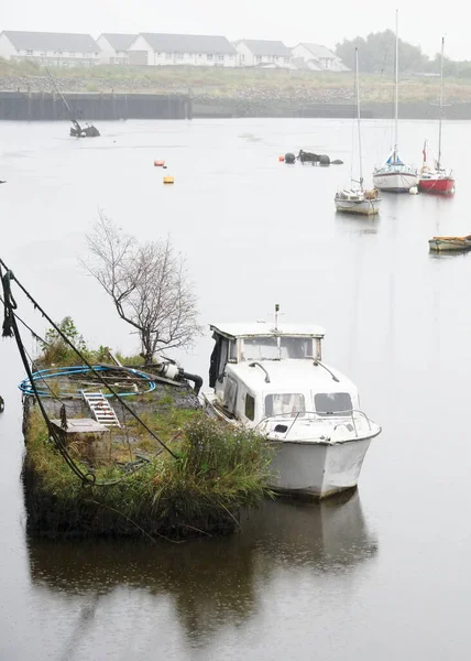 Gamla båtar förfaller på floden Leven i Dumbarton — Stockfoto