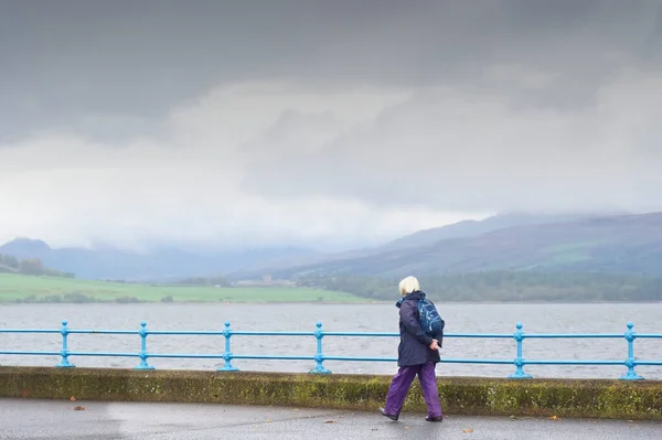 Greenock, Inverclyde, Escócia, Reino Unido, 2 de outubro de 2021, Mulheres idosas andando sob forte chuva durante o verão úmido britânico Reino Unido — Fotografia de Stock