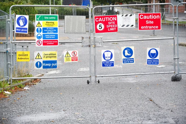 Reglas de mensaje de salud y seguridad en el sitio de construcción señalización de letreros en el límite de la valla — Foto de Stock