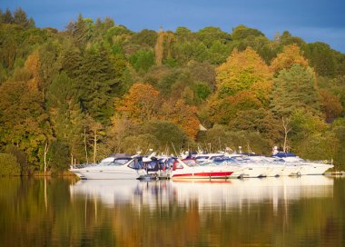 Huzur için gölde tekne sükunet için huzur ve farkındalık