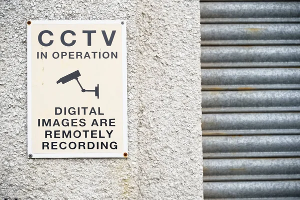 CCTV en funcionamiento 24 horas local signo protegido — Foto de Stock