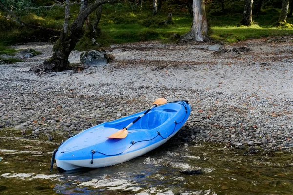 Blaues Kajak im Loch Lomond auf offenem Wasser — Stockfoto