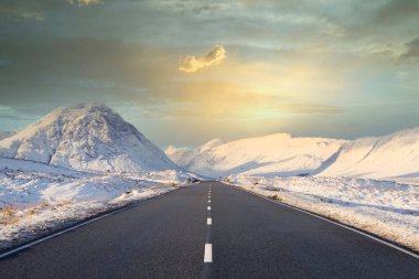 Buachaille Etive Mor dağı ve kış boyunca karla kaplı boş yol
