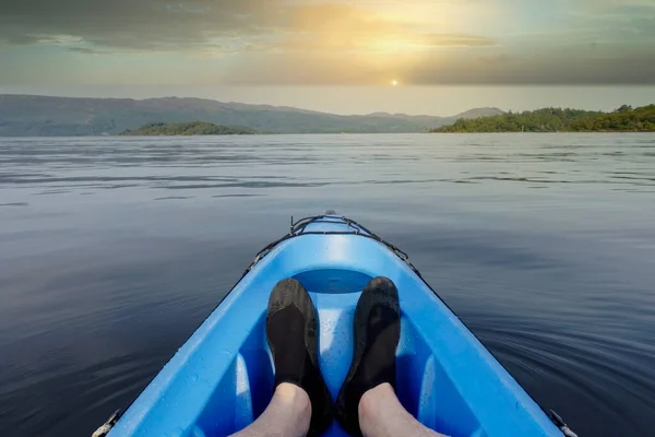 Modré kajaky v Loch Lomond na otevřeném moři — Stock fotografie