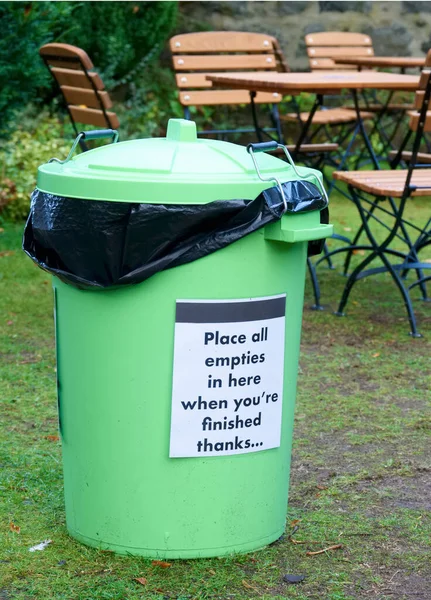 Poubelle verte au café extérieur pour la collecte des ordures pour garder la zone propre — Photo