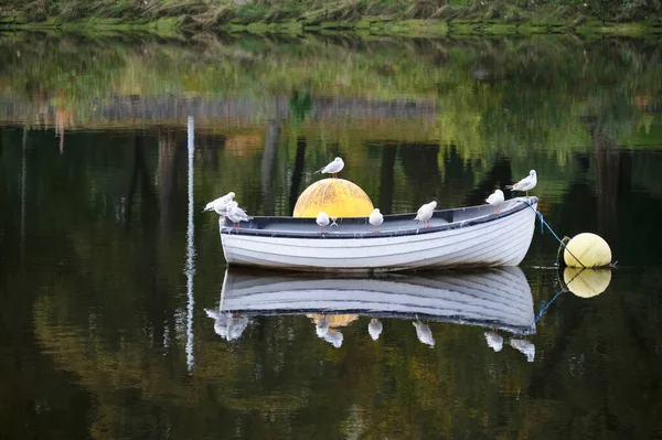 Barco no lago para tranquilidade calma paz e atenção plena — Fotografia de Stock