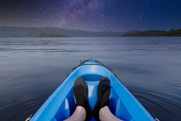 밤에 탁트인 물에서 로흐 롬 몬드에 있는 푸른 카약 — 스톡 사진